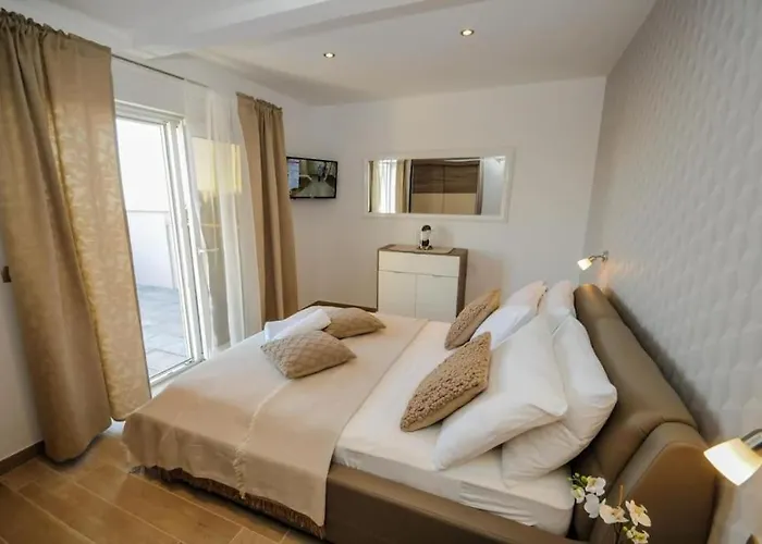 Paula * Οπατία